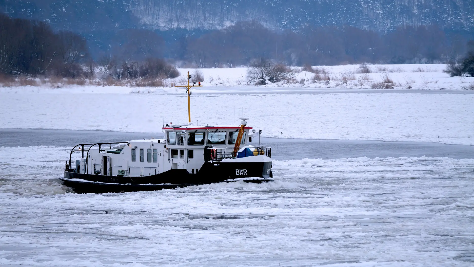 Schifffahrt eingestellt: Eisbrecher auf der Elbe im Einsatz