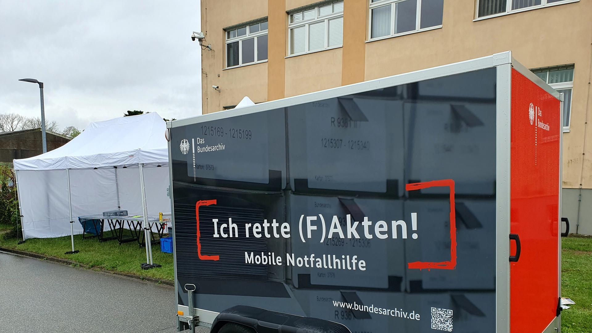 Schweriner Archiv für Stasi-Unterlagen nutzt Katastrophenschutz-Anhänger