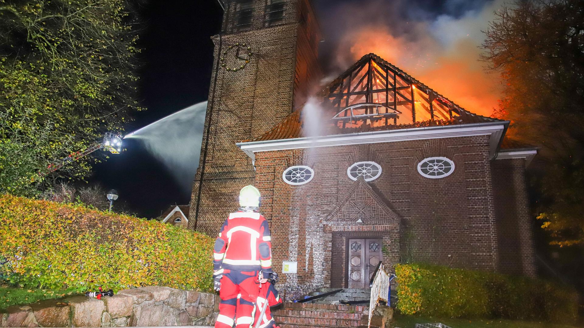 Der Dachstuhl einer Kirche steht in Flammen | Florian Sprenger