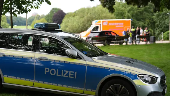 Polizeibeamte am Ufer des Hamburger Stadtparksees auf der Suche nach einem 13-Jährigem.