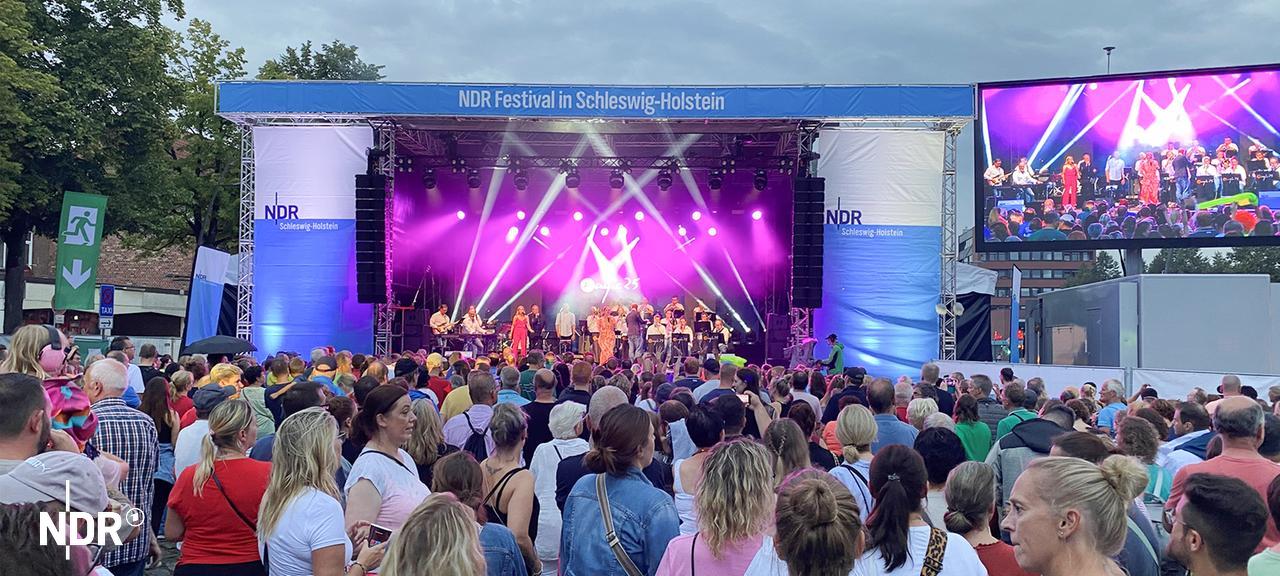 Zahlreiche Menschen blicken auf eine Bühne beim NDR Festival in Bad Bramstedt. | NDR, Doreen Pelz Zahlreiche Menschen blicken auf eine Bühne beim NDR Festival in Bad Bramstedt.