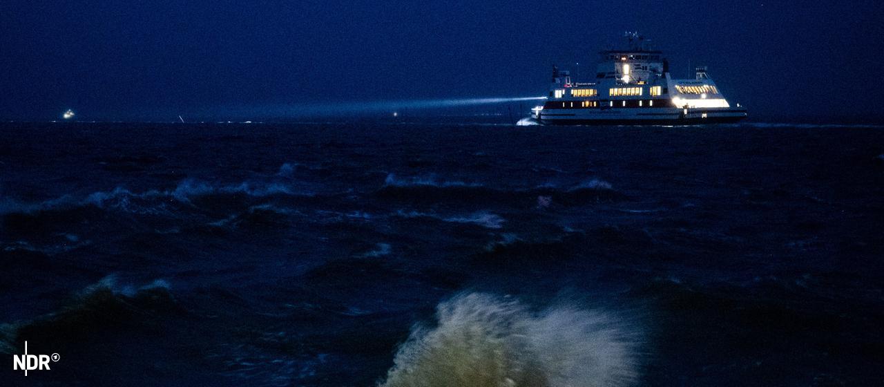 Eine Fähre fährt auf der aufgewühlten Nordsee in Richtung der Insel Föhr.