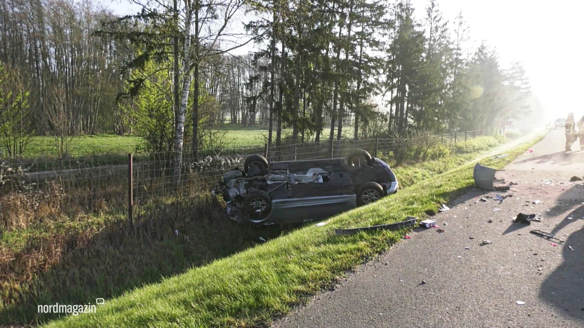 Ein Auto liegt umgedreht in einem Graben an der Autobahn. | Screenshot