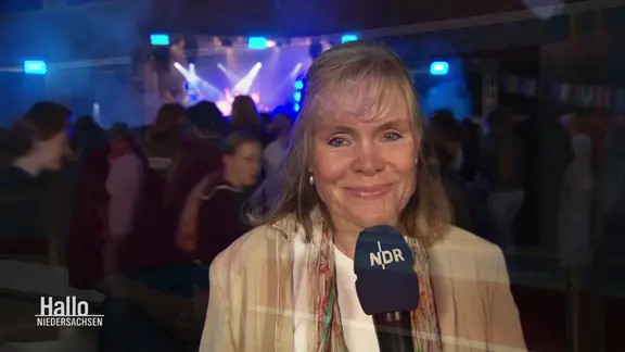 Die Reporterin Regina Hamborg berichtet live von einem Konzert.