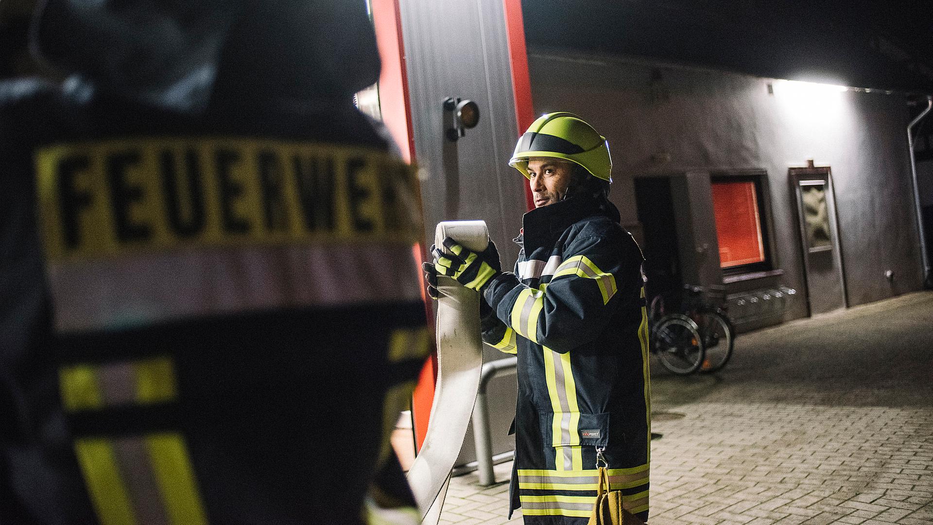 Schutz vor Folgeschäden: Feuerwehren in SH erhalten Notdächer