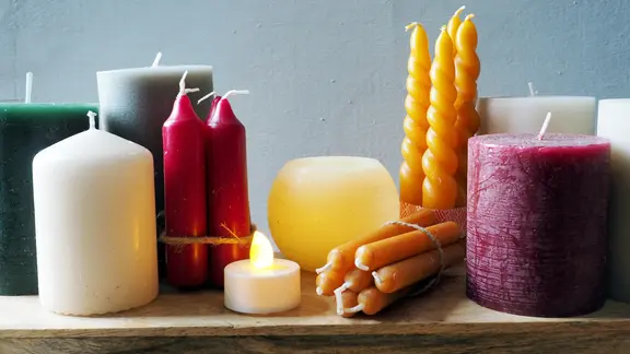 Verschiedene Kerzen liegen auf einem Holztablett. | NDR, Anja Deuble Verschiedene Kerzen liegen auf einem Holztablett.