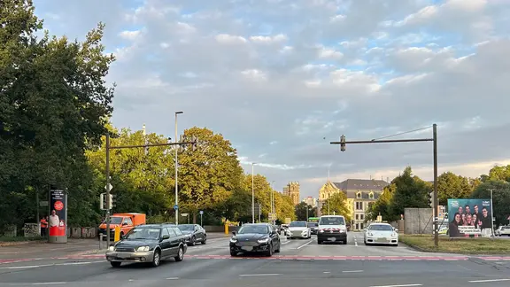 Auf einer stark befahrenen Straße, Hannover fahren Autos'ta.