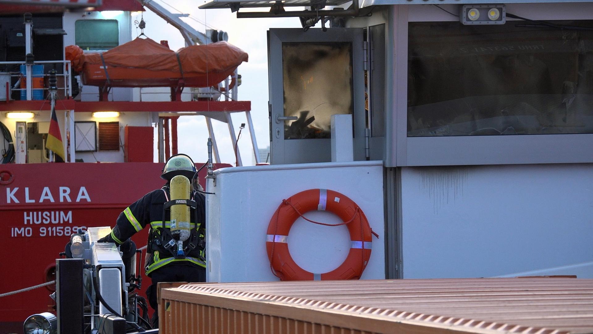Feuer auf Frachtschiff im Hamburger Hafen – Steuerstand brennt aus