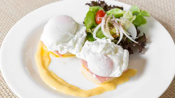 Pochierte Eier mit Salatbeilage auf einem Porzellanteller. | PantherMedia, vichie81 Pochierte Eier mit Salatbeilage auf einem Porzellanteller.