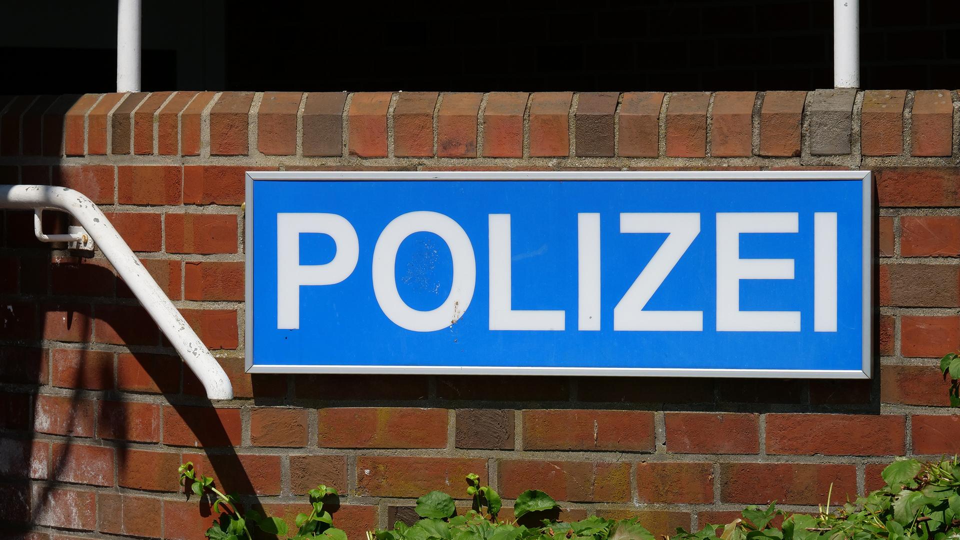 Ein Schild weist auf eine Polizeiwache hin | NDR, Peer-Axel Kroeske