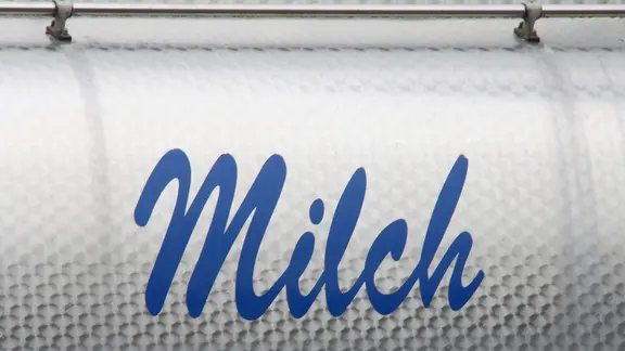 Auf einem Milchtank steht "Milch" in blauer Schrift.