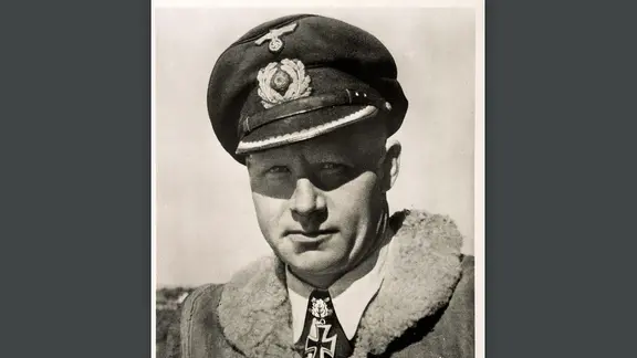 Kapitänleutnant Heinrich Lehmann-Willenbrock wird 1941 für "Versenkungserfolge" ausgezeichnet. | picture alliance / arkivi Kapitänleutnant Heinrich Lehmann-Willenbrock, Kommandant des U-Boots "U 96" (Aufnahme ca. 1935)