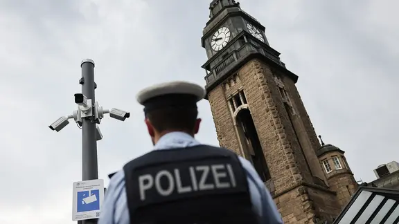 Neue Überwachungskameras zur Videoüberwachung sind vor dem Hauptbahnhof am Hachmannplatz installiert. Die Inbetriebnahme der neuen Kameras erfolgte im Beisein von Hamburgs Innensenator Grote und Polizeipräsident Schnabel.