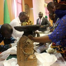 Benin-Bronzen, die in der Vergangenheit geraubt und an Nigeria zurückgegeben wurden, werden während einer Übergabezeremonie ausgestellt.