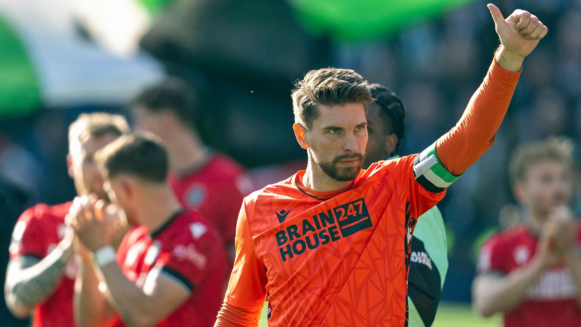 Ron-Robert Zieler von Hannover 96 zeigt den Daumen. | picture alliance/dpa