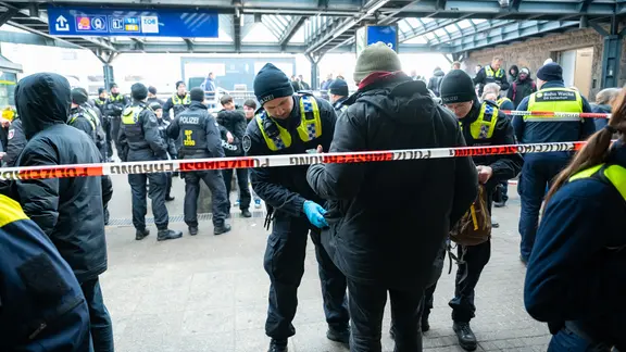 Polizisten kontrollieren eine Person am Hamburger Hauptbahnhof auf verbotene Waffen. (Archivfoto)