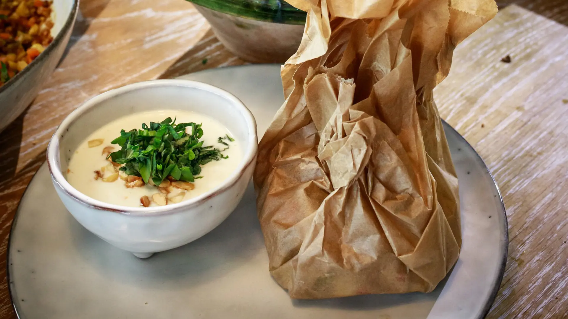 Rhabarber im Pergament mit Quarkcreme | ndr.de