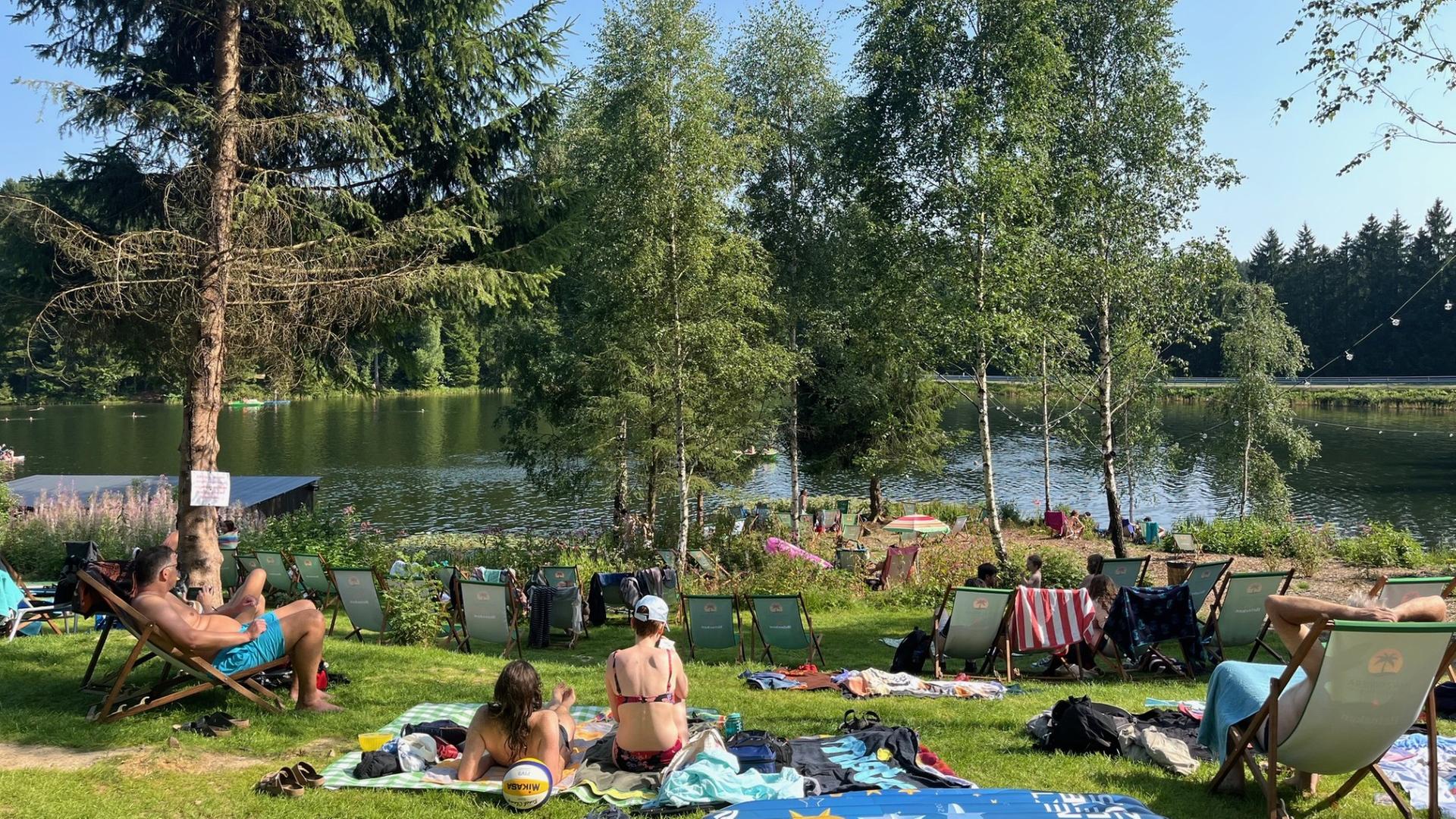 Badegäste liegen am Waldseebad Kuttelbacher Teich bei Hahnenklee. | NDR, Marie Stiller