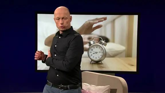 Bewegungs-Doc Helge Riepenhof zeigt Übungen auf dem Bett. | NDR Bewegungs-Doc Helge Riepenhof zeigt Übungen auf dem Bett.