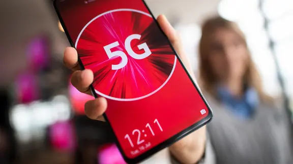 Auf einem Smartphone steht in großen Ziffern und Buchstaben "5G" | picture-alliance / dpa, Federico Gambarini Auf einem Smartphone steht in großen Ziffern und Buchstaben "5G"