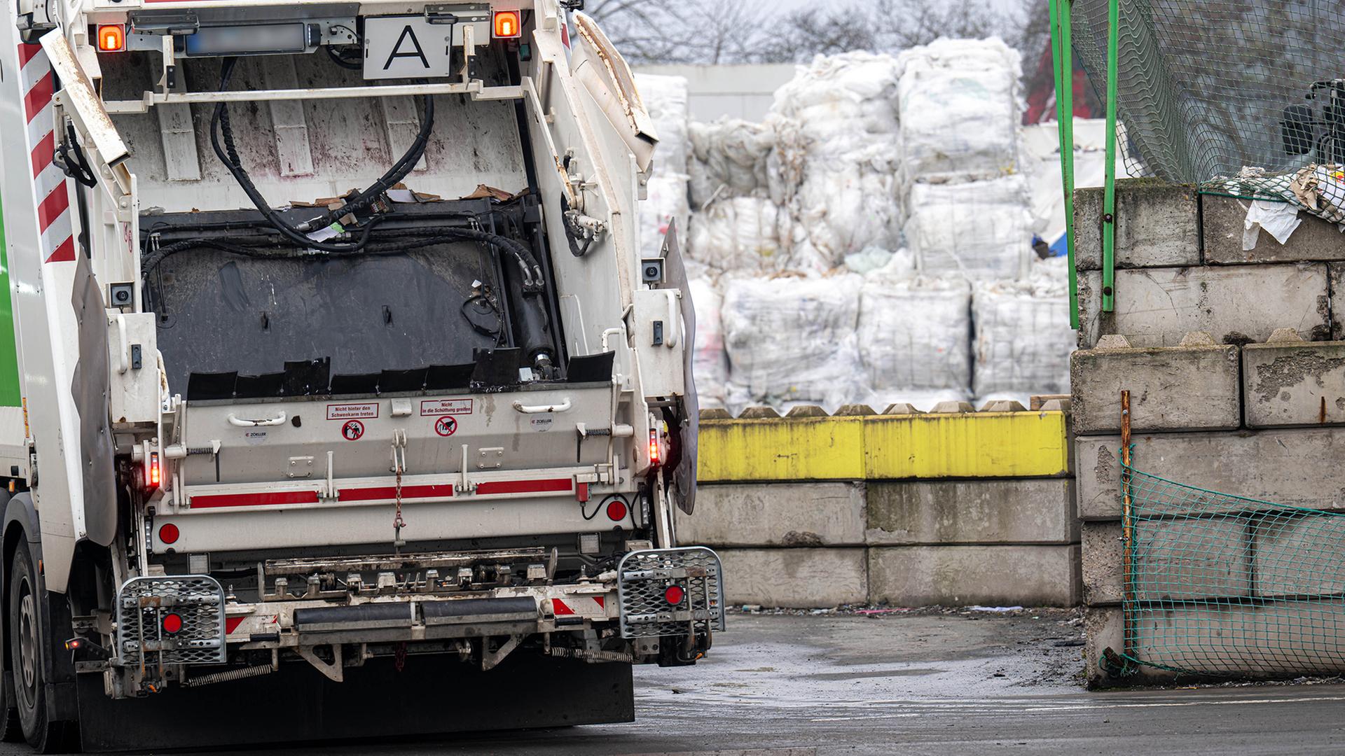 Ein Müllwagen fährt auf das Gelände eines Entsorgungsbetriebes in Bremen. | picture alliance/dpa, Sina Schuldt