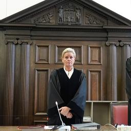 Jessica Körner (M.), Vorsitzende Richterin am Landgericht Hamburg, und weitere Prozessbeteiligte stehen vor Beginn des Sicherungsverfahrens wegen Totschlags im Gerichtssaal im Strafjustizgebäude.