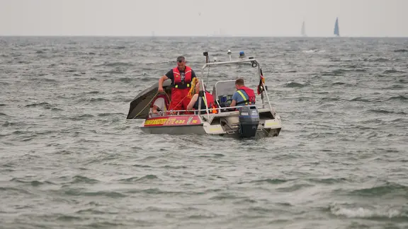 Einsatzkräfte suchen nache zwei vermissten Schwimmern in der Ostsee vor Eckernförde.