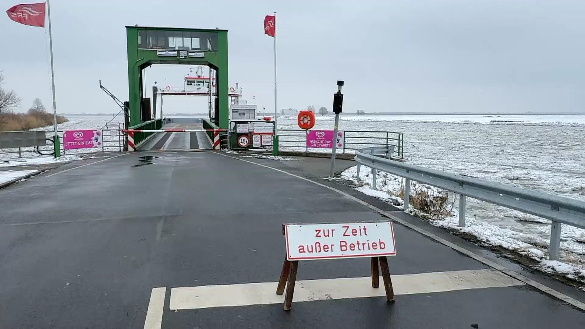 Ein Schild weist auf den eingestellen Betrieb der Elbfähre in Glückstadt hin. | Nord-West-Media TV
