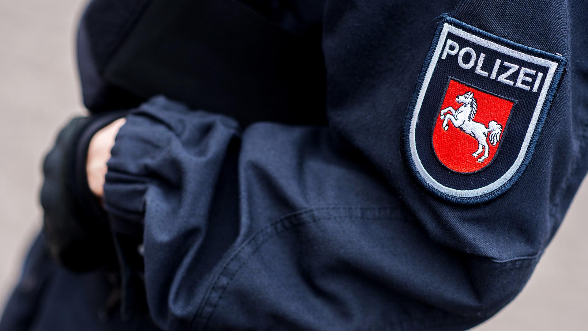 Das Wappen der Polizei Niedersachsen auf der Schulter einer/s Polizisten/in. | picture alliance/dpa, Hauke-Christian Dittrich