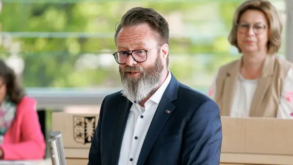 Claus Ruhe Madsen (Verkehrsminister Schleswig-Holstein) spricht im Landtag.