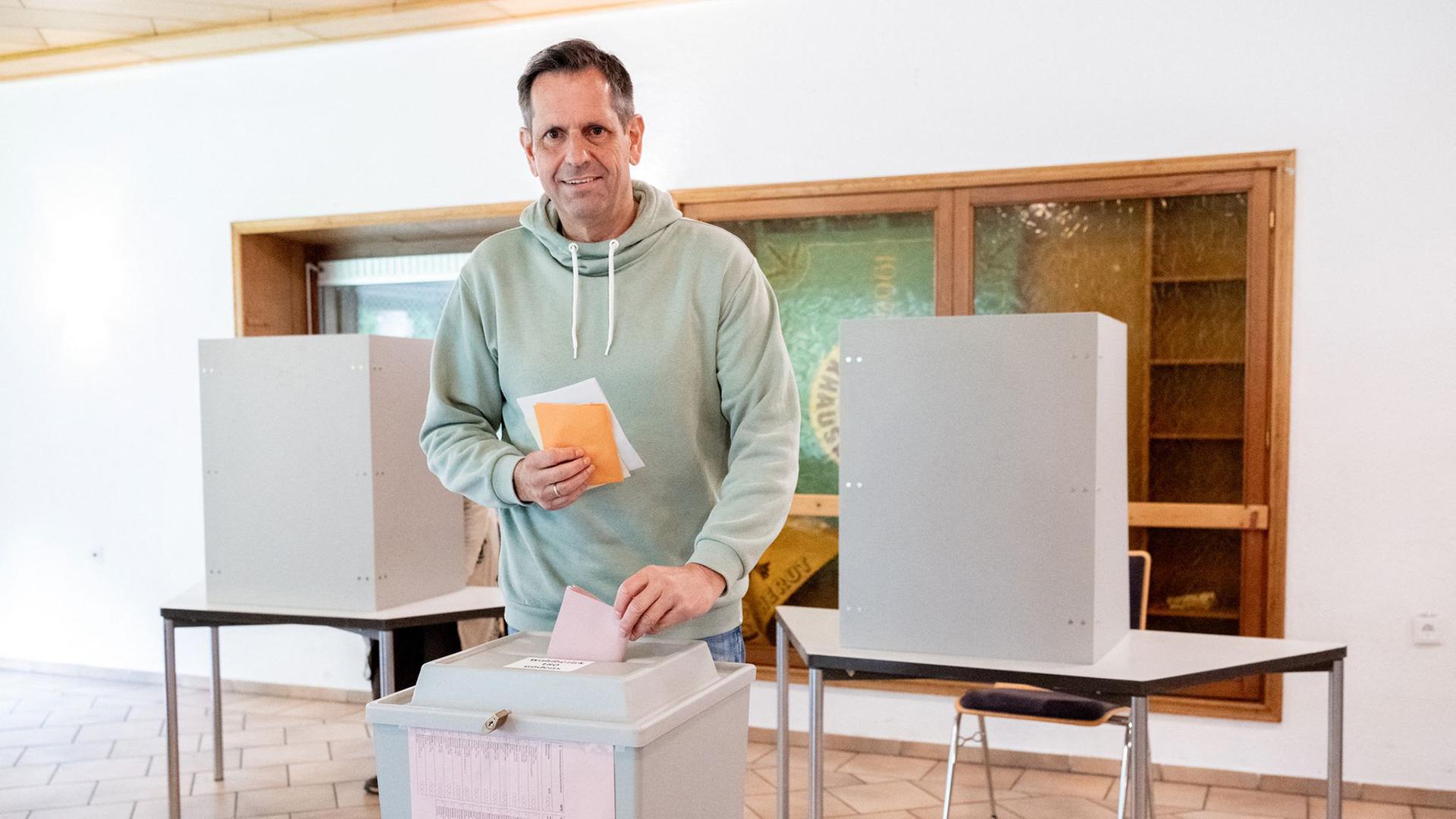 Olaf Lies (SPD) gibt seine Stimme in einem Wahllokal ab. | Hauke-Christian Dittrich/dpa