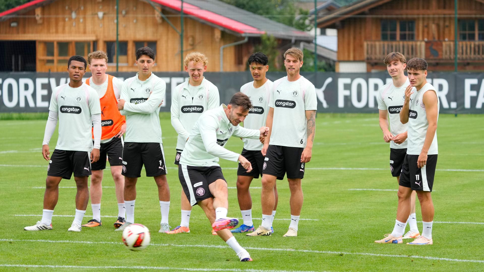 Branimir Hrgota im Trainingslager des FC St. Pauli im österreichischen Flachau | Frank Peters / WITTERS