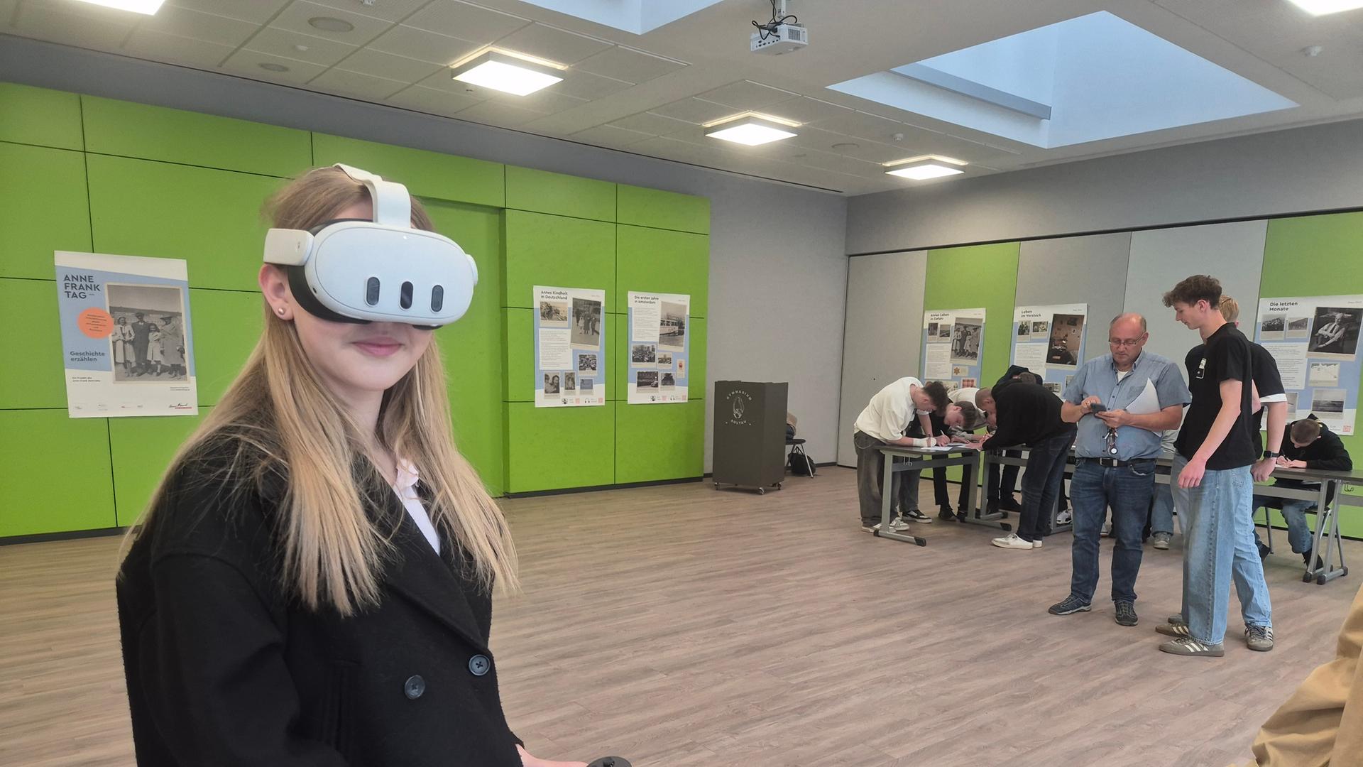 Eine Schülerin steht mit VR-Brille in einem Klassenraum am Gymnasium Soltau.  | NDR, Katrin Schwier