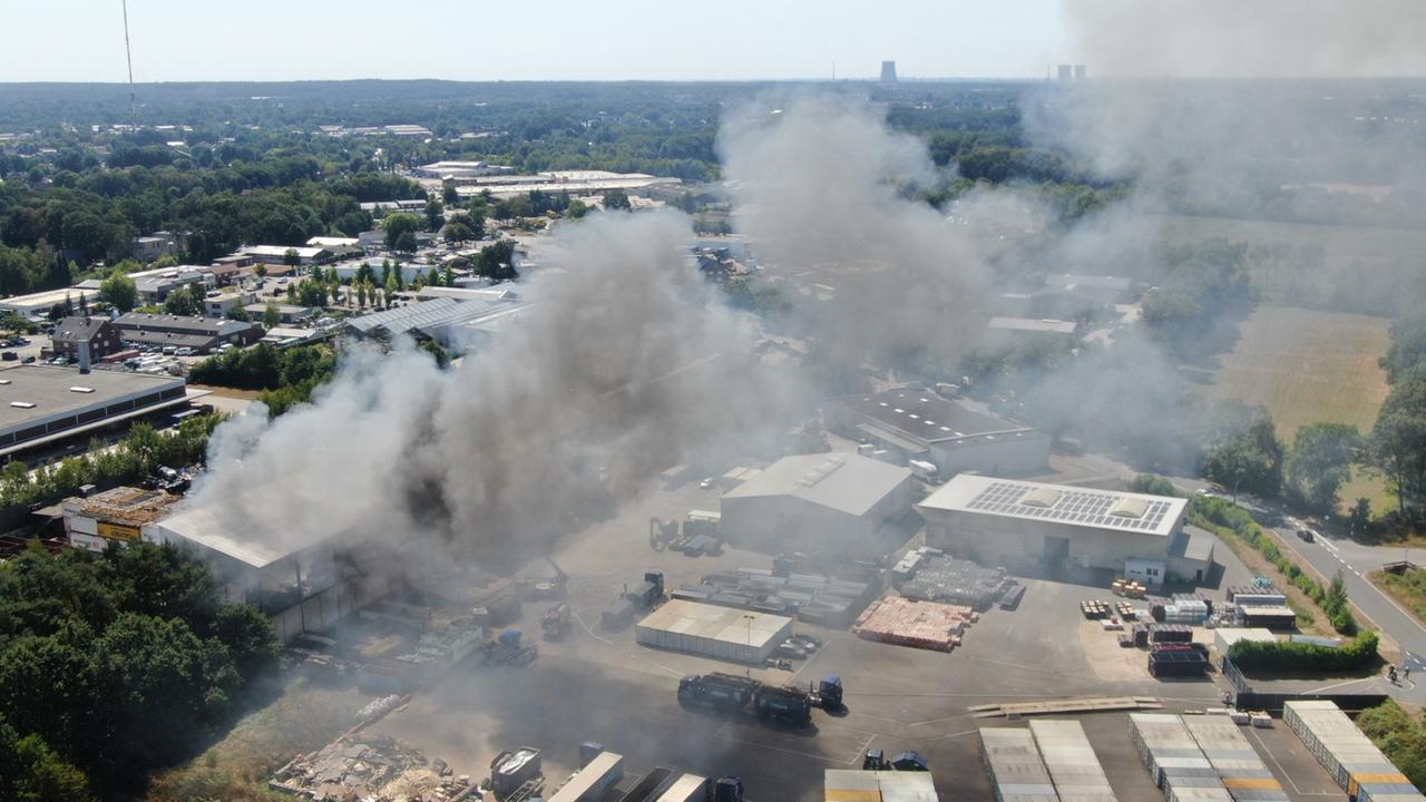 Rauch über einem Recyclingbetrieb in Lingen. Hier ist ein Feuer ausgebrochen.