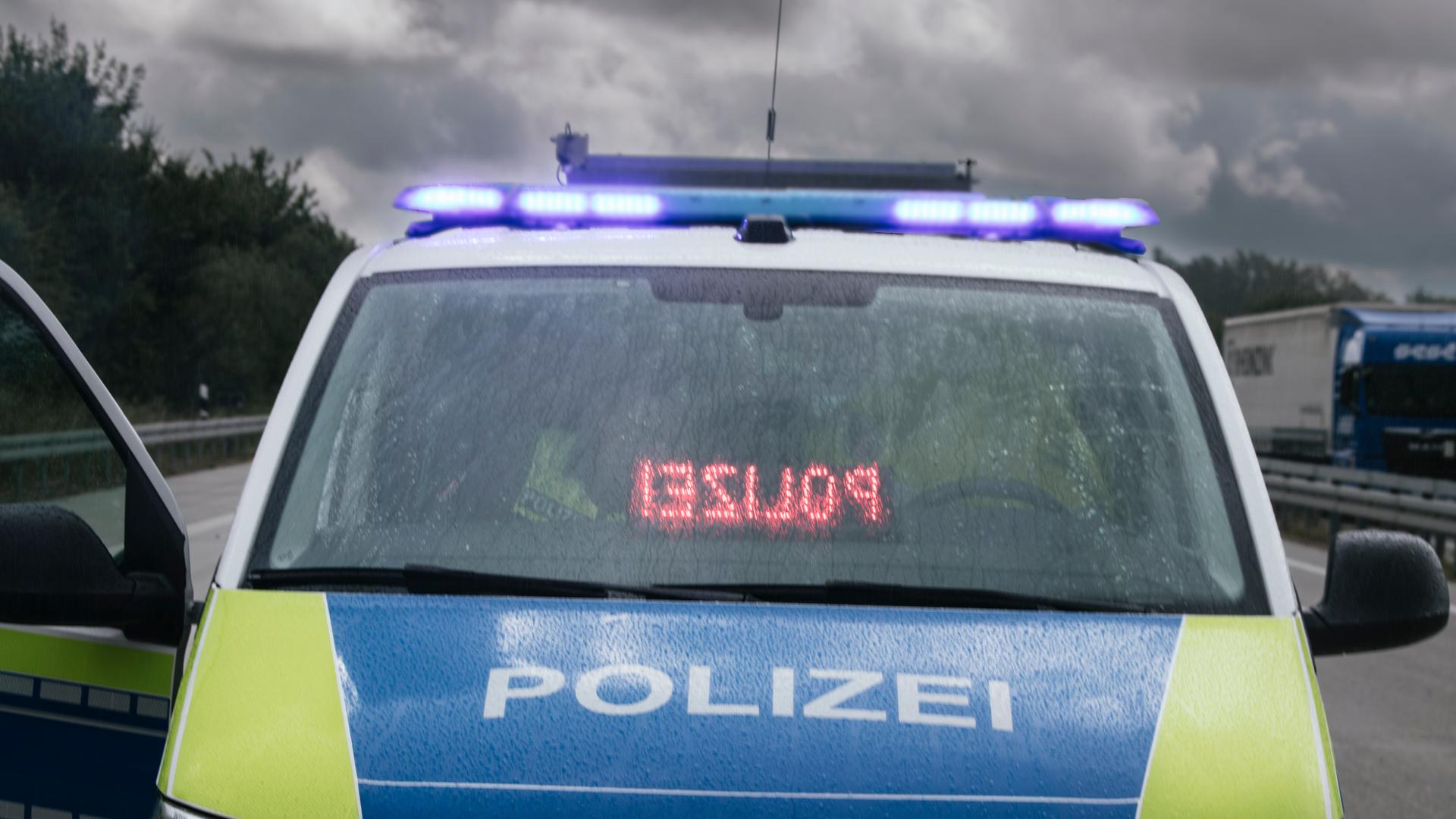 Ein Bulli der Autobahnpolizei zeigt auf dem Leuchtband „Polizei“. | Julius Matuschik