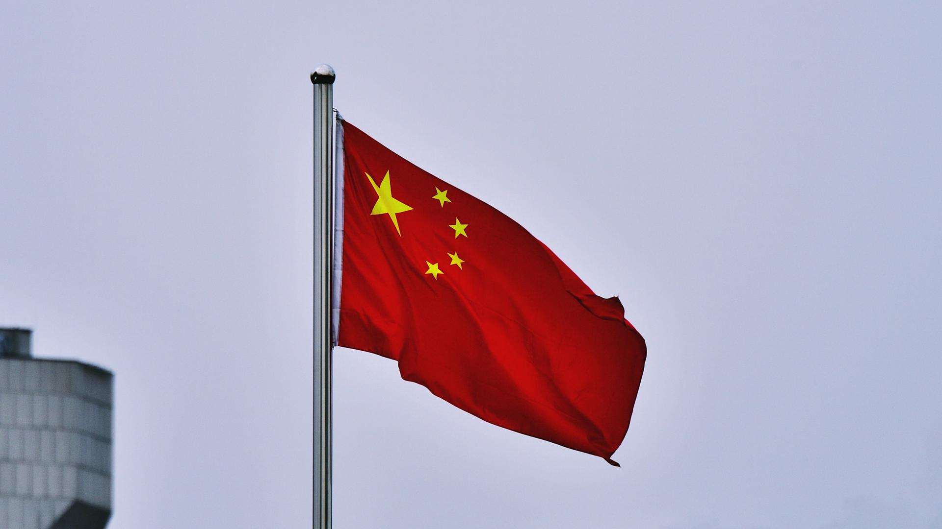 Eine Flagge der Volksrepublik China auf dem Dach des Chinesischen Generalkonsulats in Frankfurt am Main | picture alliance / Daniel Kubirski