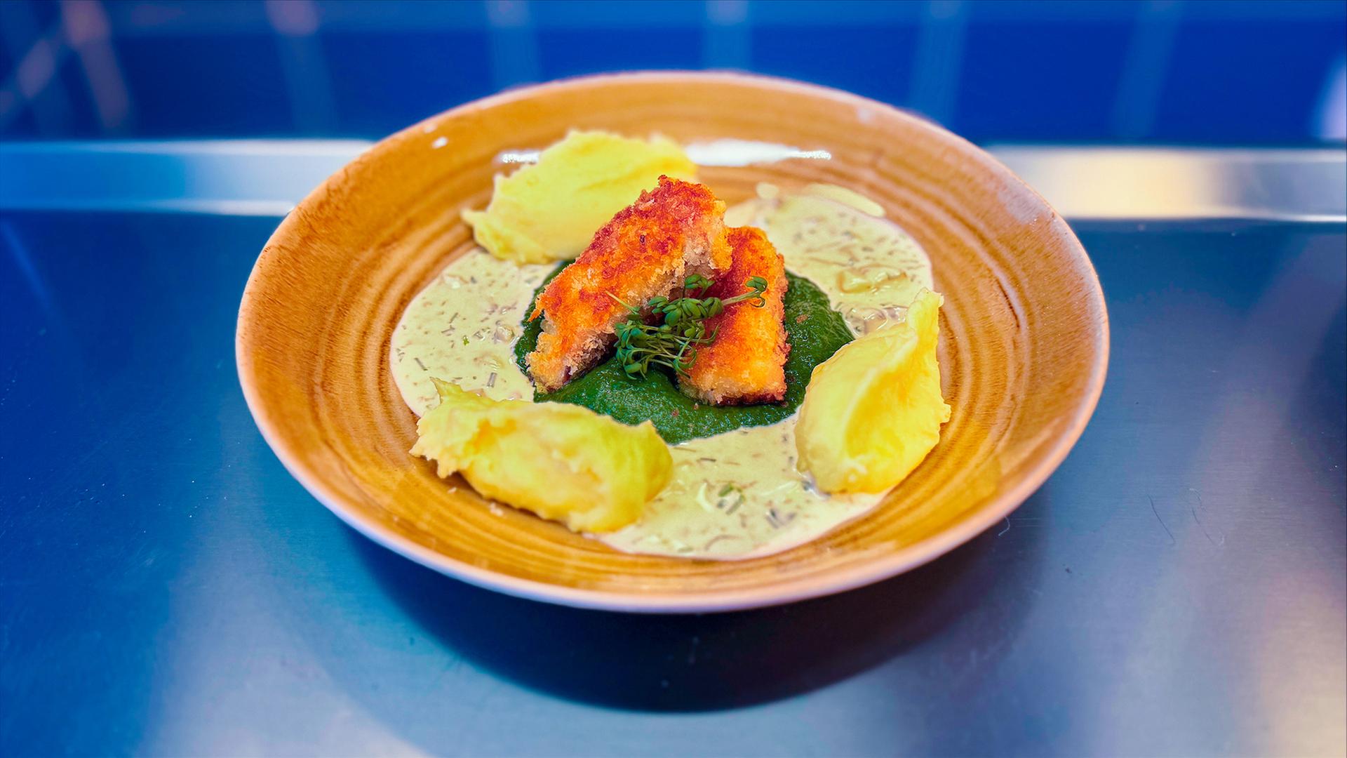 Fischstäbchen mit Spinat, Kartoffelpüree und Remouladensoße auf einem Teller | NDR