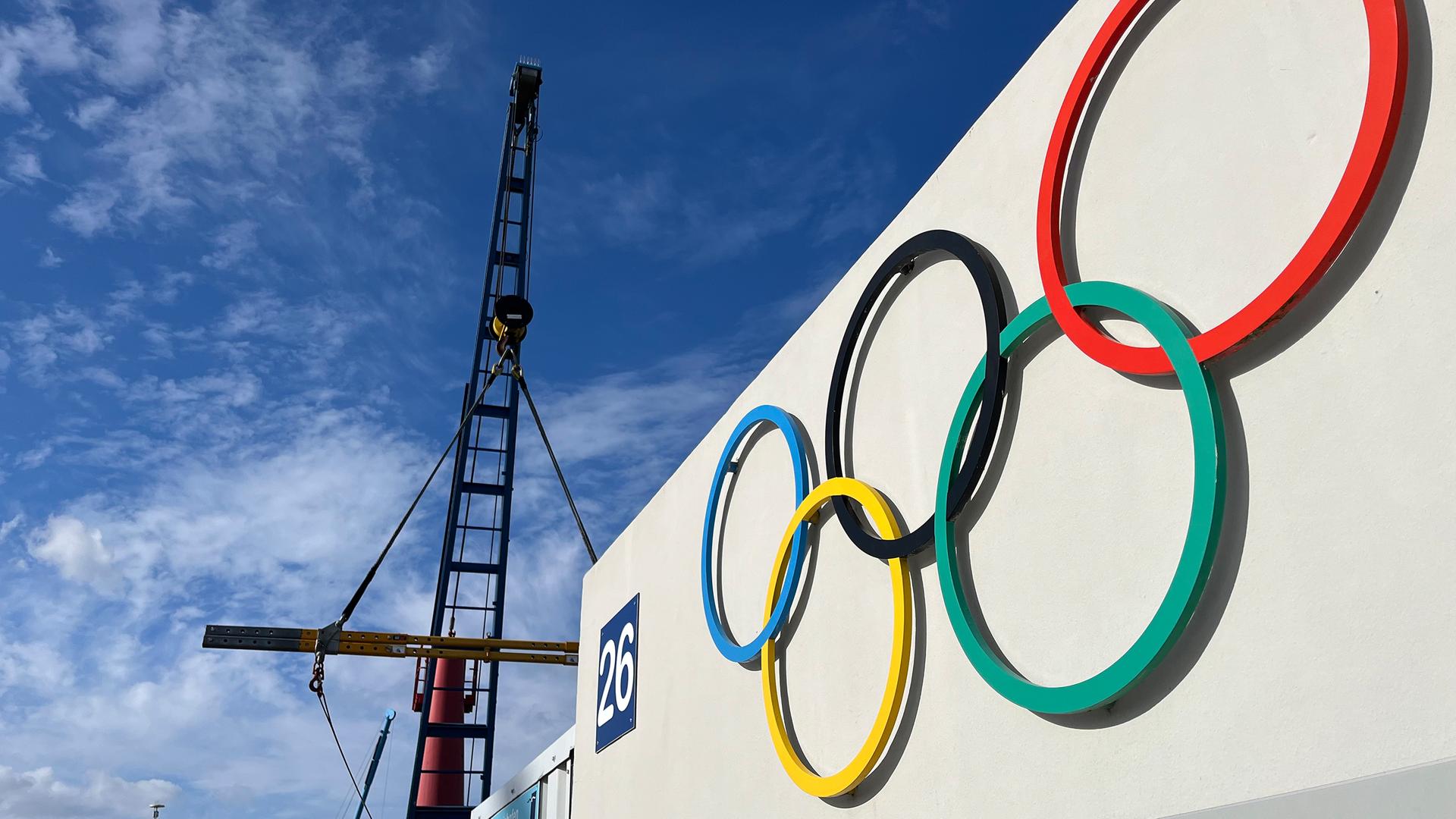 Die Olympischen Ringe im Hafen von Kiel-Schilksee | NDR, Moritz Mayer