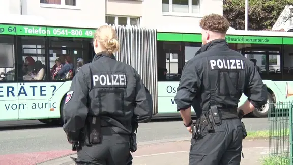 Polizisten stehen in einer Straße zu einer Evakuierung nach einem Bombenfund in Osnabrück.