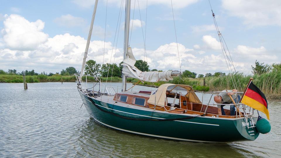 Ist das Boot mit mehr als 15 PS motorisiert, ist ein Sportbootführerschein verpflichtend. | picture alliance / Zoonar Eine Segelyacht im Hafen.