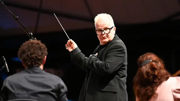 Herbert Grönemeyer dirigiert das Orchester Bochumer Symphoniker