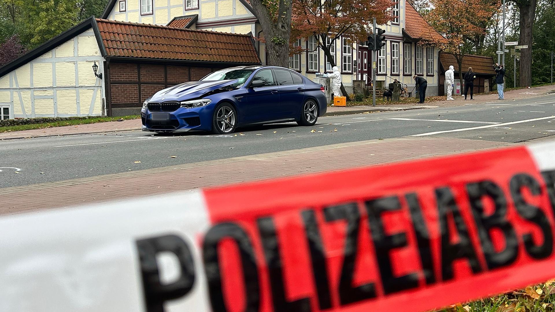 Das Auto des Täters und Polizeibeamte an einer Einsatzstelle in Neustadt am Rübenberge. | NDR, Marie Schiller