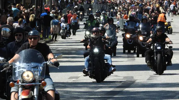 Konvoi zum Abschluss der Harley Days mit mehreren Motorrädern.
