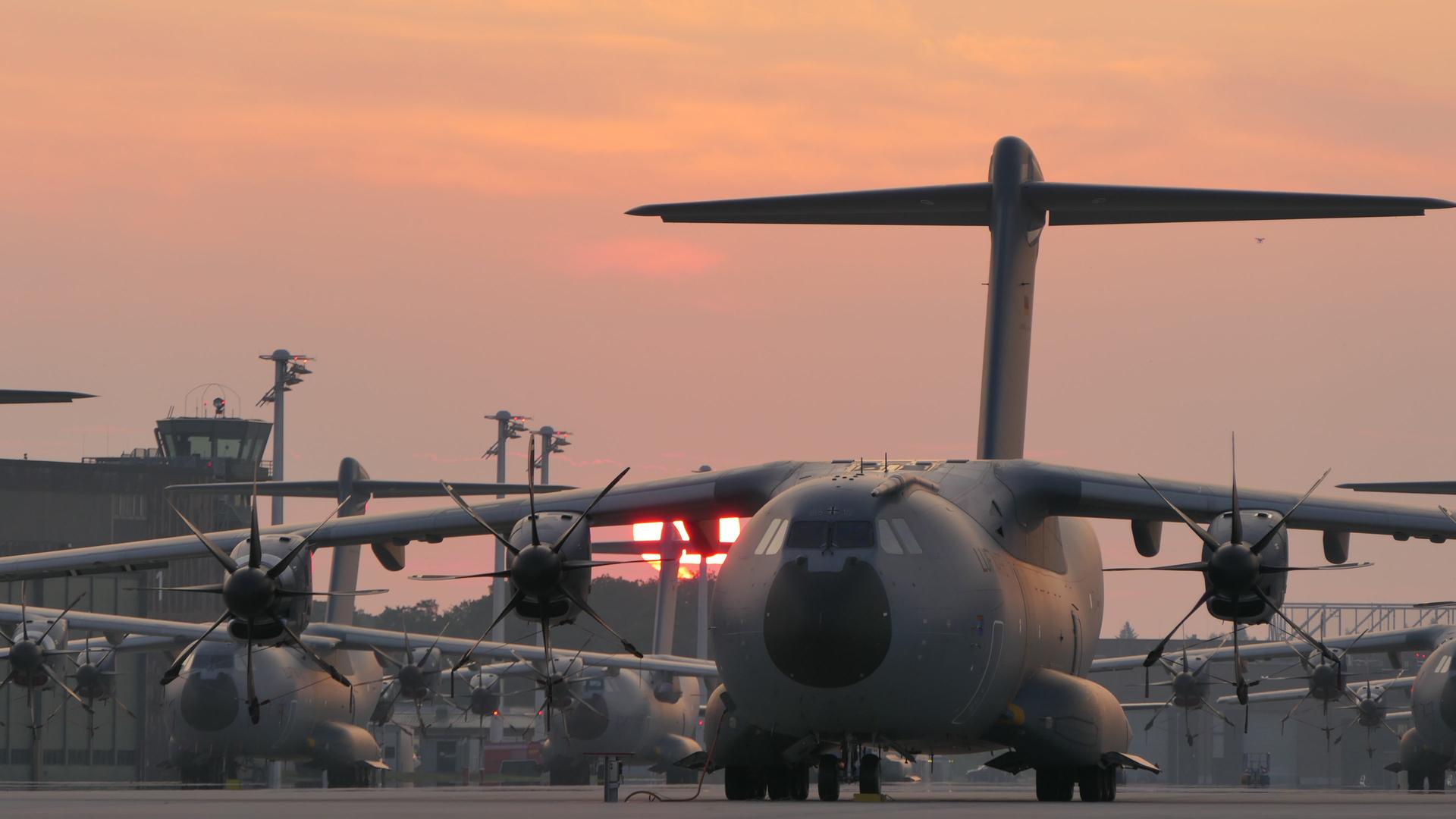 Mehrere Airbus A400M stehen in Wunstorf auf einer Rollbahn. | NDR, Bernd Reiser