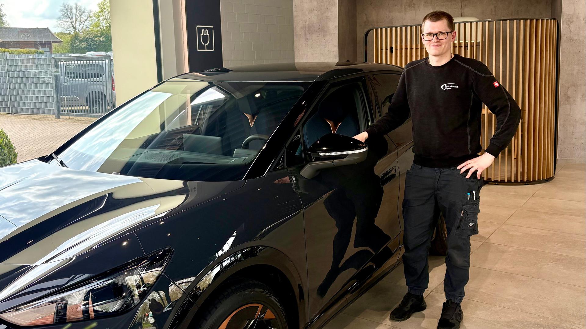 Oliver Vennemann mit seinem neuen E-Auto in Osnabrück | Meike Baars