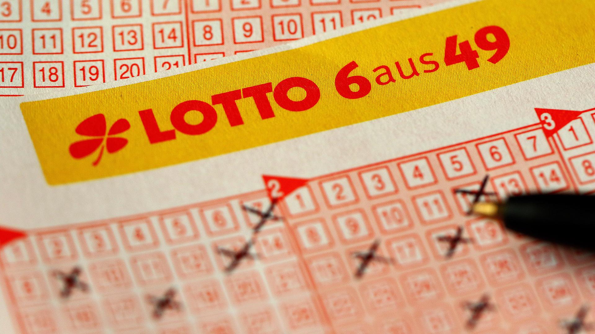 Ein Lottoschein wird ausgefüllt. | picture alliance / pressefoto_korb | Micha Korb