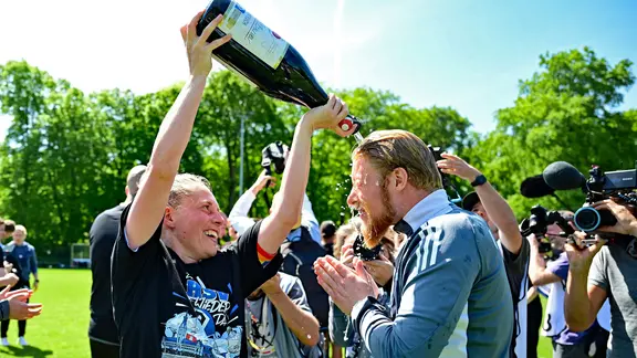 HSV-Kapitänin Sarah Stöckmann verpasst Trainer Marwin Bolz eine Bierdusche