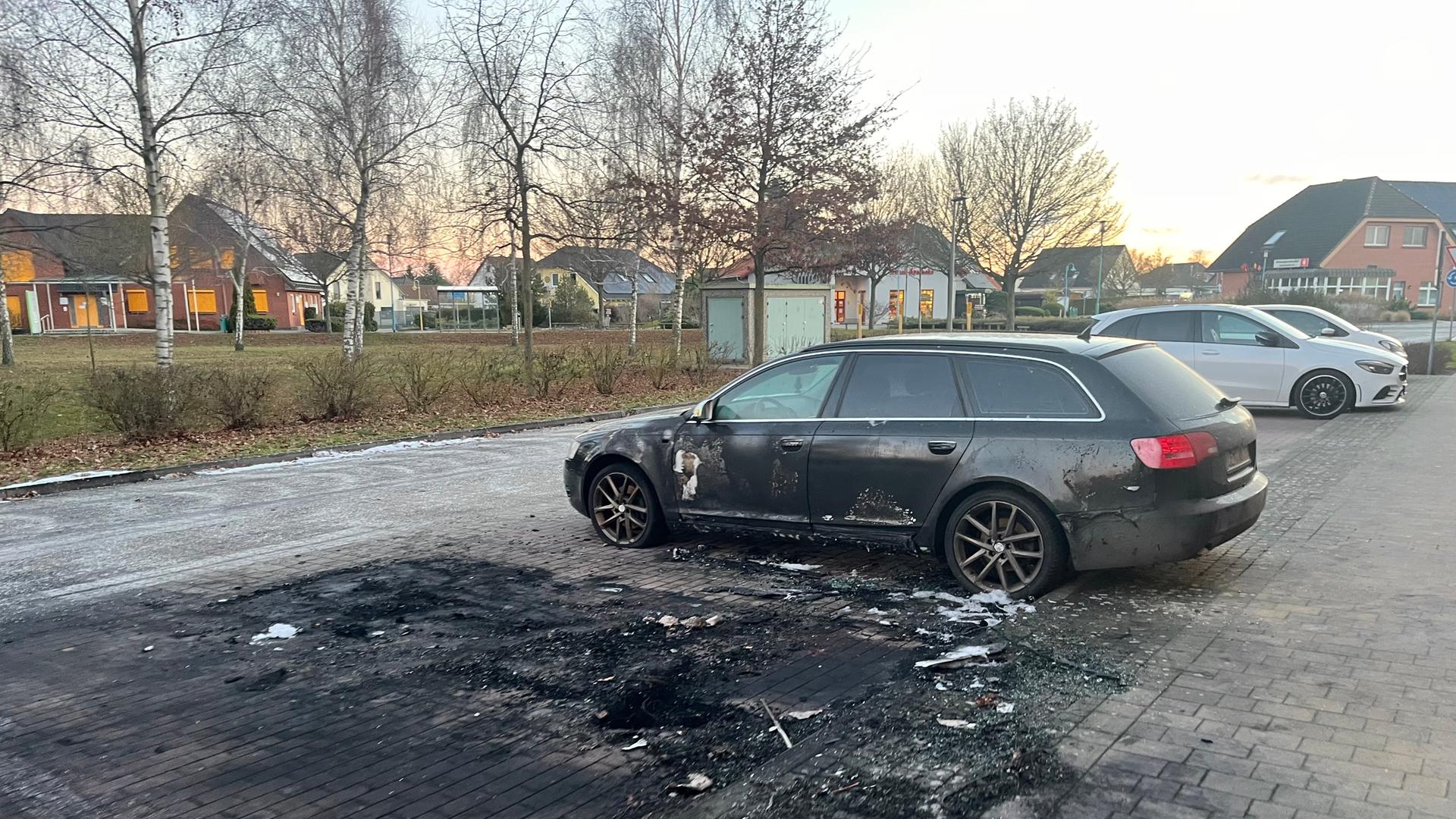 Ueckermünde: Unbekannte stecken Auto in Brand