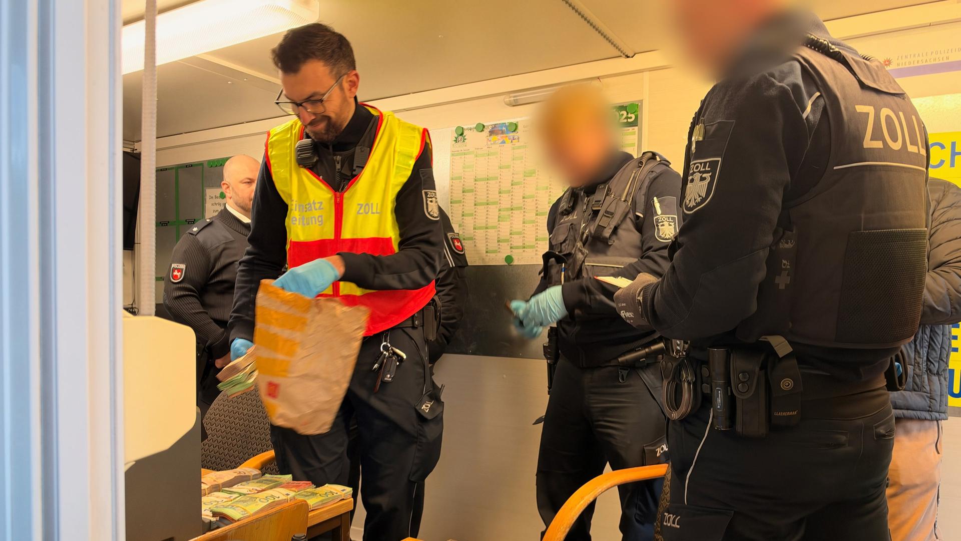 In der Papiertüte einer Fastfood-Kette steckten 101.000 Euro Bargeld. | NDR/LEMON8 - Thorsten Schöntaube