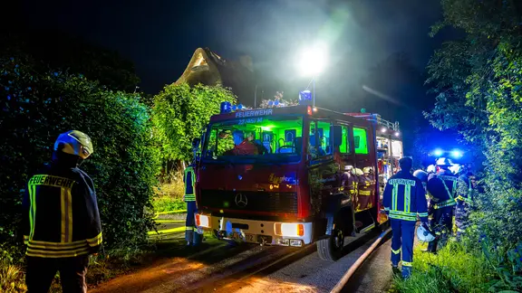 Feuerwehr im Einsatz beim Brand eines Reetdachhauses in Mohrkirch.